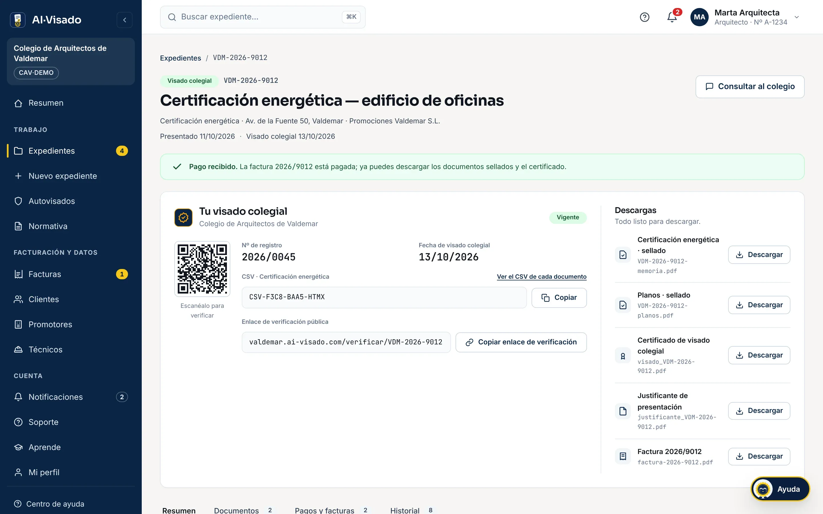 Expediente visado en el portal del colegiado: aviso de pago recibido y tarjeta «Tu visado colegial» con el QR para escanear, el número de registro, la fecha, el CSV del documento y el enlace de verificación pública.