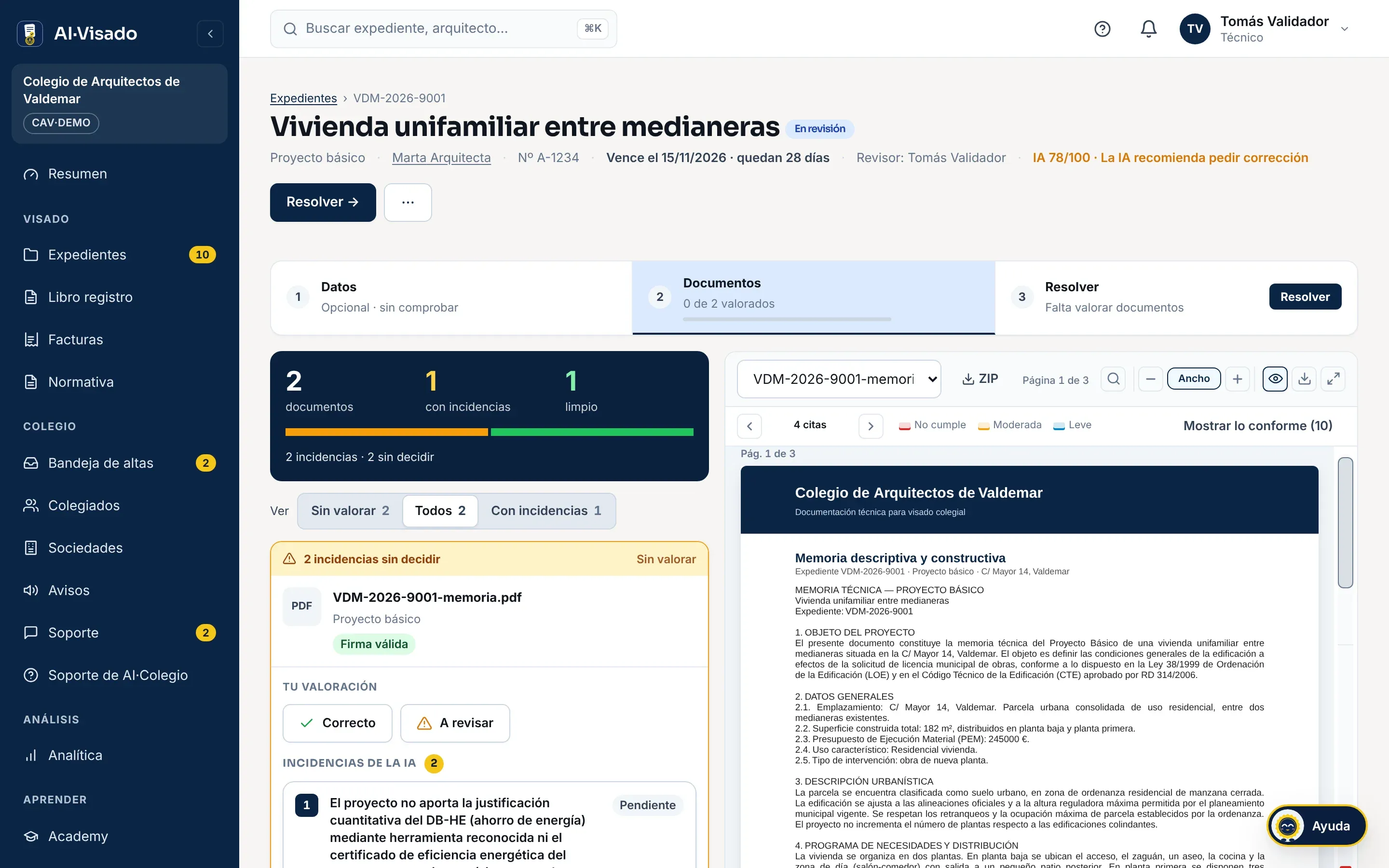 Expediente en revisión en el panel del colegio: cabecera con el revisor asignado y la pre-revisión de la IA (78 sobre 100, recomienda pedir corrección), pasos Datos, Documentos y Resolver, el resumen de la entrega con 2 documentos, 1 con incidencias y 1 limpio, y el documento abierto en el visor.