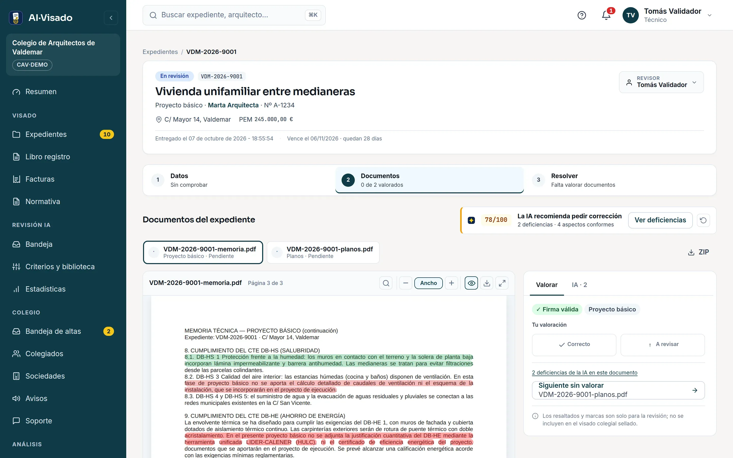 Expediente en revisión en el panel del colegio: pasos Datos, Documentos y Resolver, la banda de la IA con 78 sobre 100, la recomendación de pedir corrección, 2 deficiencias y 4 aspectos conformes, y el documento abierto junto a la pestaña para valorarlo.